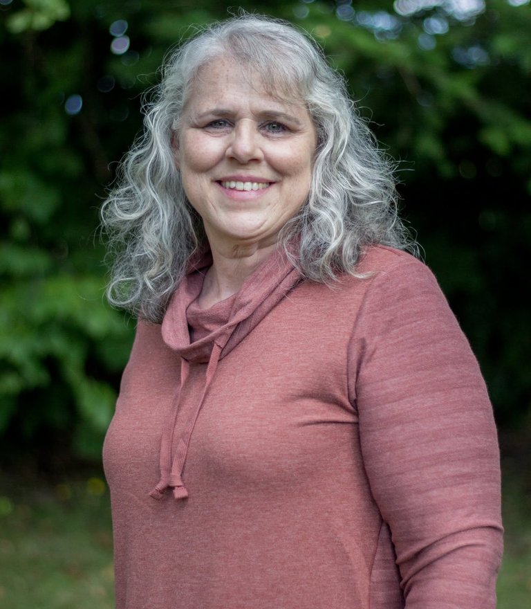 portrait of DeAnn Hughes founder and Ceo of The Phonics Explorers LLC